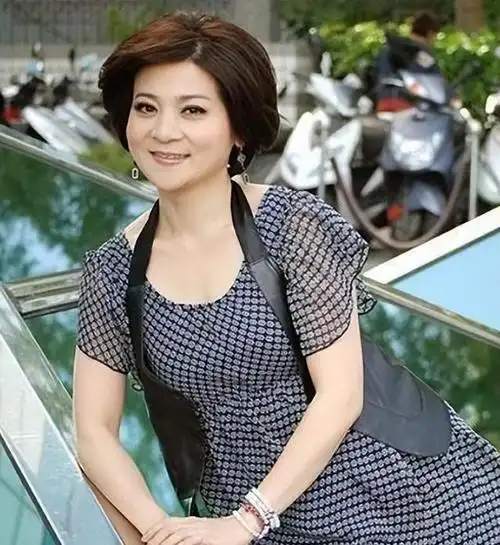 王彩桦本名叫王泳心,1968年在台南出生,打小家里就欠了一屁股债