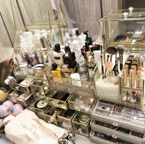 桌子上摆满的护肤品,化妆品