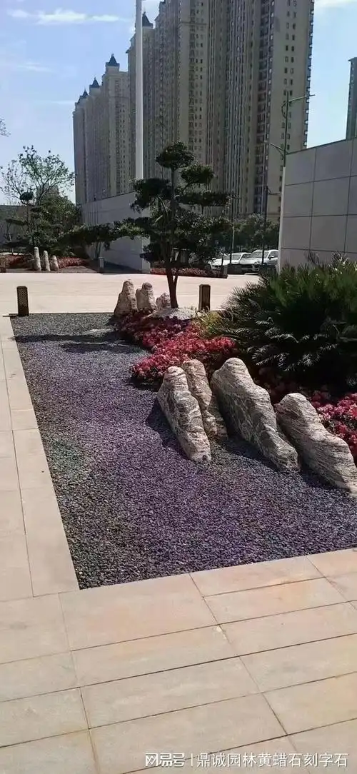 雪浪石,庭院草坪中摆放将自然山水之景巧妙融入我们的生活空间