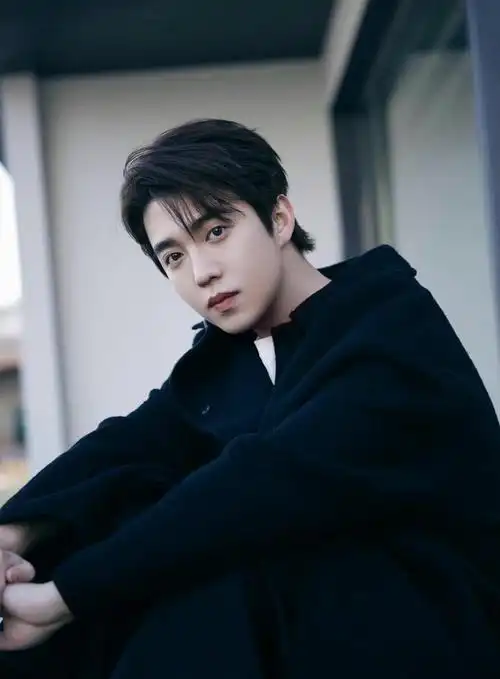 马闻远春日写真极简风穿搭高级感满满治愈笑容春日暖阳