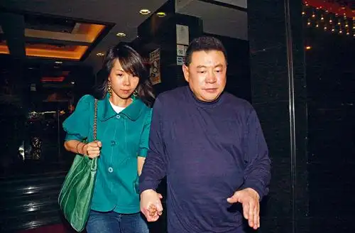 刘銮雄登报发声明 赠20亿与吕丽君分手两年