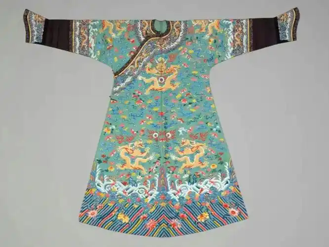 清代帝后吉服又称"彩服","花衣",一般会根据不同时令节日里"花衣期"的