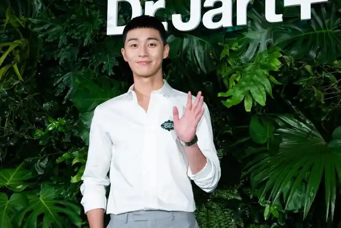 朴叙俊寸头亮相压力大时睡不到2小时电影界碰壁如今来拍剧