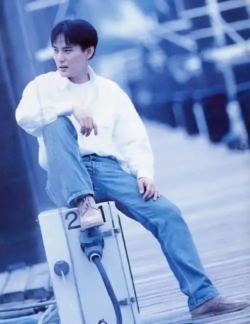 56岁张信哲出道35年0绯闻看了他的亿万豪宅才知道他的低调都是装的