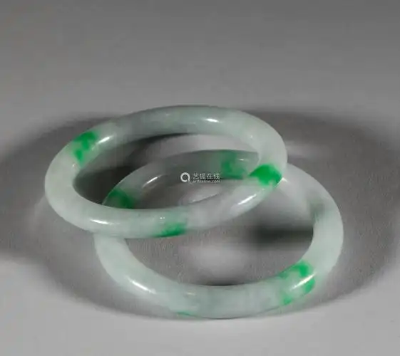 a pair of jade bracelets in qing dynasty清代,翡翠手镯一对