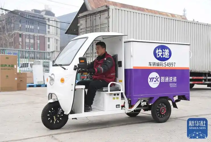 工作人员张亚超在北京市海淀区北太平庄街道的一处快递点出发送快递