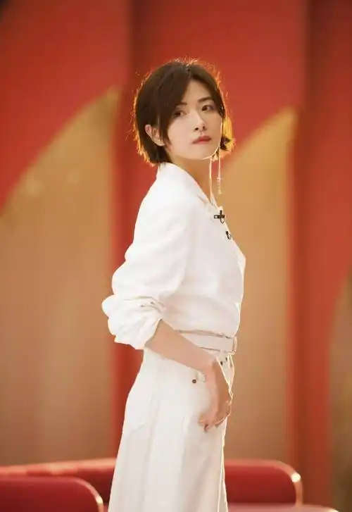 万茜解锁西装新穿法,格纹西装搭配牛仔裤小白鞋,通勤风就这么穿_白色