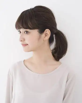 瓜子脸中长发扎马尾辫好看步骤 瓜子脸女生扎马尾辫图解