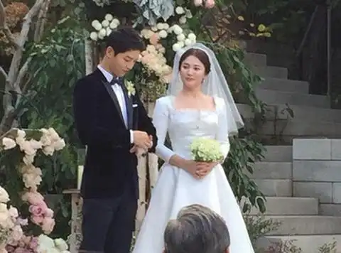 另外,金宇彬罹患鼻咽癌,金柱赫遭遇车祸离世等两条噩耗令人扼腕.