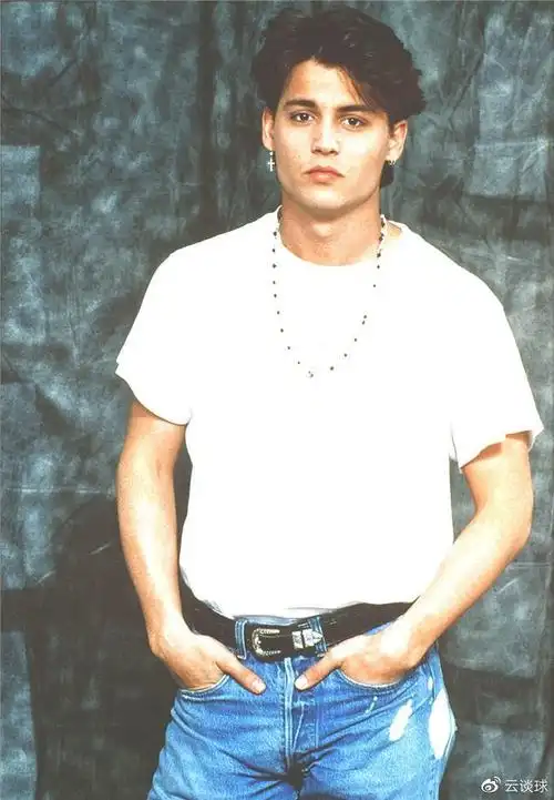 美国著名影星约翰尼·德普的电影生涯,年轻时是何等英俊?