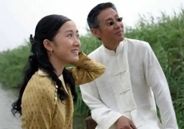 女儿是他的骄傲2003年,陈道明在看到左小青的一张照片后,就选中他为新