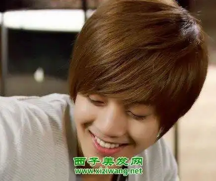 十分的有魅力的一款男生棕色头发造型