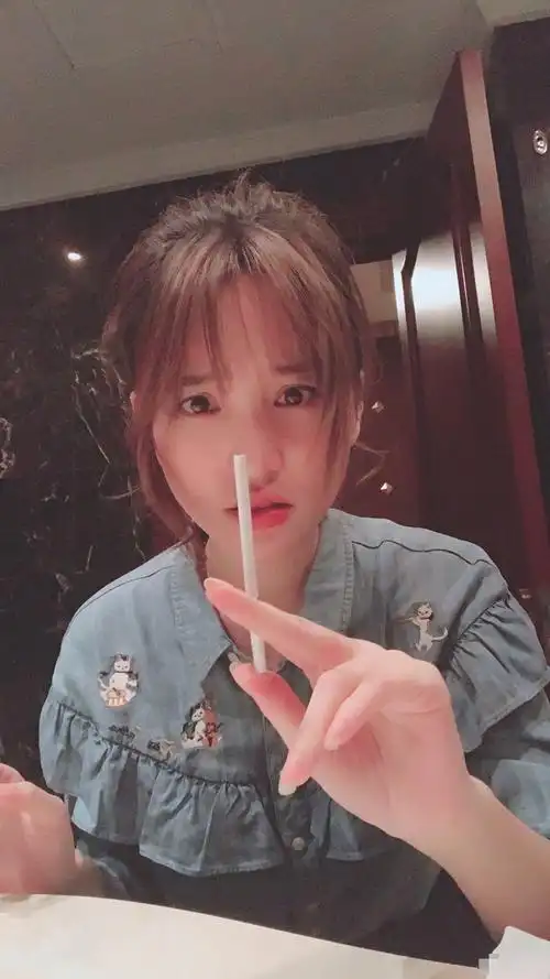 金莎晒吸烟照飙脏话 自称污仙女