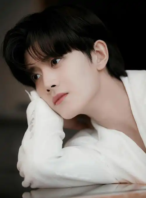 任嘉伦白衣少年#任嘉伦一身白衣白裤亮相直播活动,阳光帅气,少母行