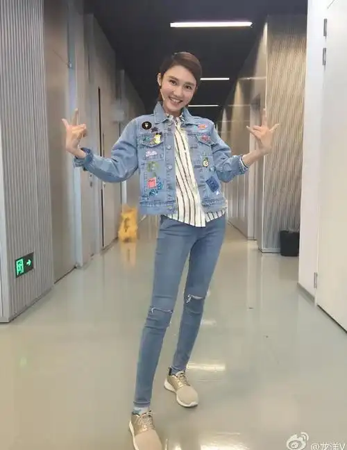 央视《诗词大会》主持人龙洋惊艳写真集_网易订阅