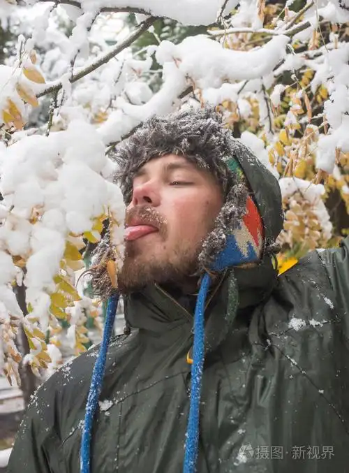 寒冷的场景的颤抖在暴风雪中的男人