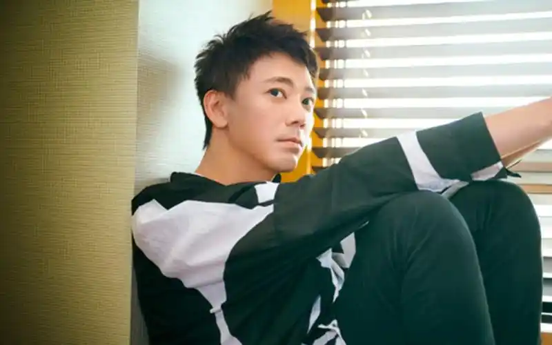 50岁苏见信煮宵夜剁伤手指,晒受伤照情况严重凌晨紧急就医