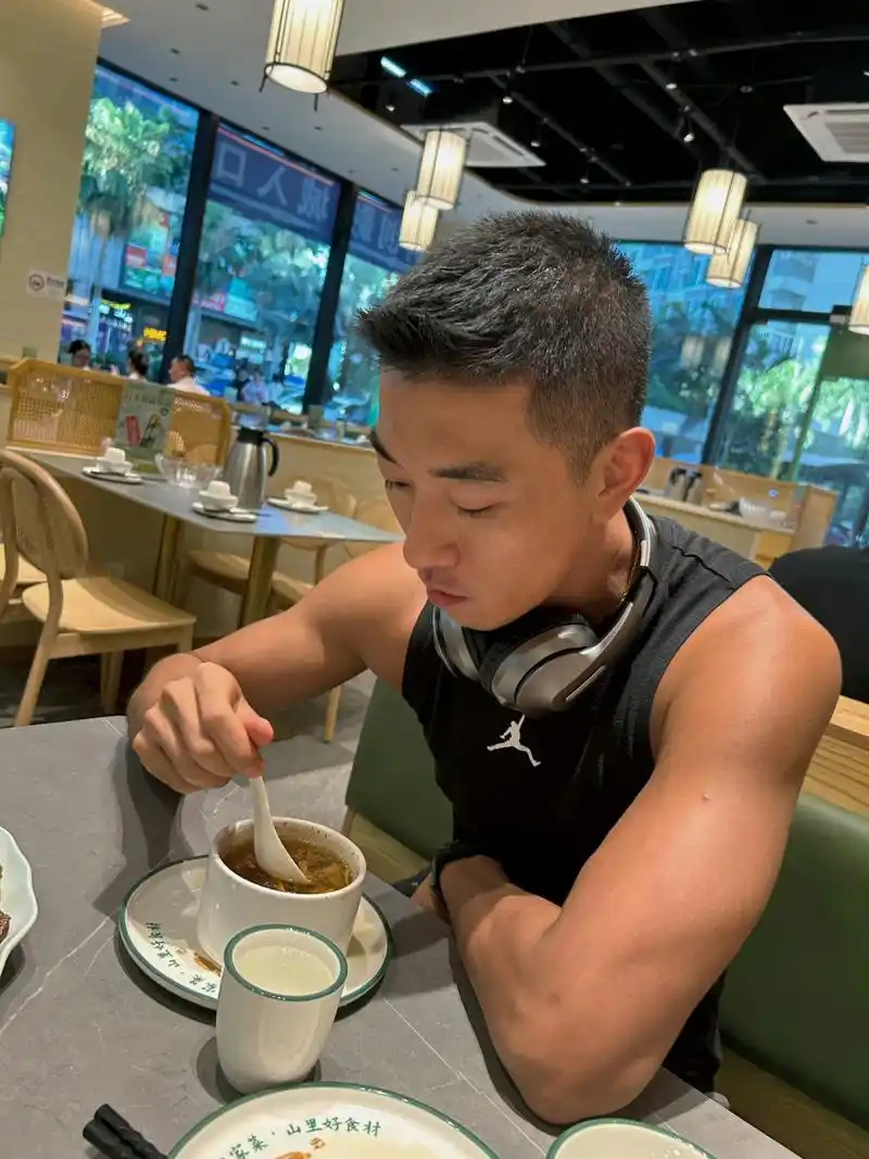 黑皮体育生,肤色很匀称#体育生# #帅哥# #健身