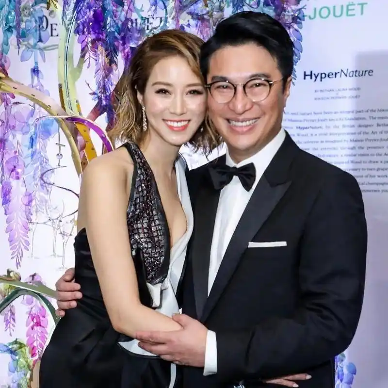 千亿媳妇徐子淇与老公同框,西装配卷发甜美减龄,哪像四个娃的妈