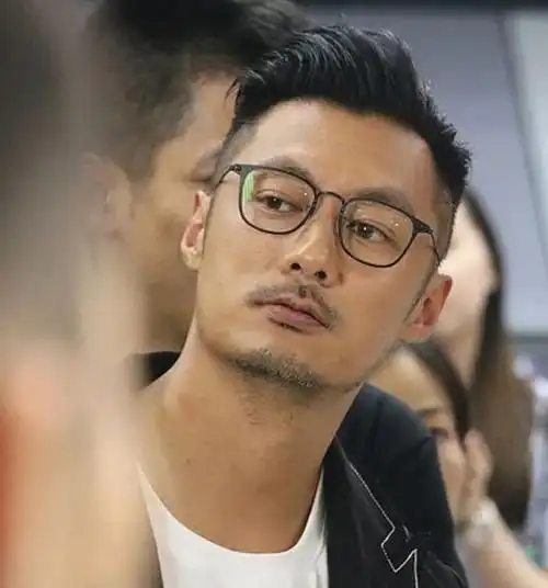 41岁余文乐身体亮红灯眼睛发红黑眼圈重自曝看东西很模糊