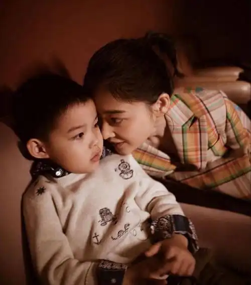 梅婷儿女正脸照曝光,女儿眉眼和她似复制粘贴,儿子圆嘟嘟太像爸