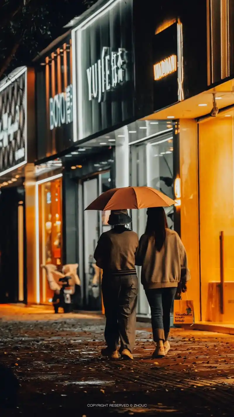 撑伞人也是雨中人#下雨天 #摄影 - 抖音