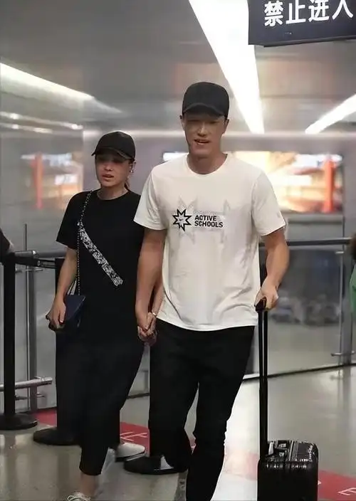 除了渔夫帽以外,吴莎和刘翔以身作则地告诉我们,棒球帽也是一种很好的