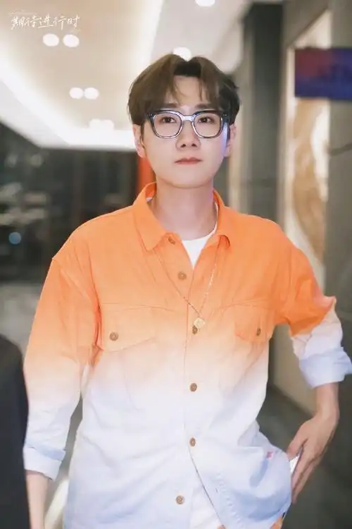 又看跑男,汪苏泷男德证据 1,穿衬衫必打底