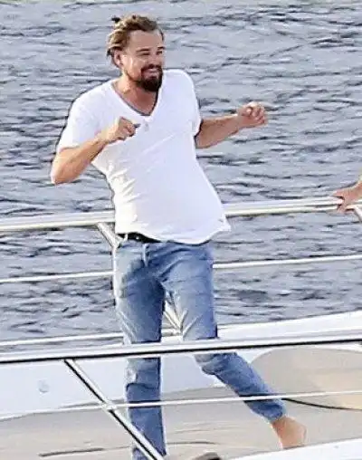 莱昂纳多拿水枪