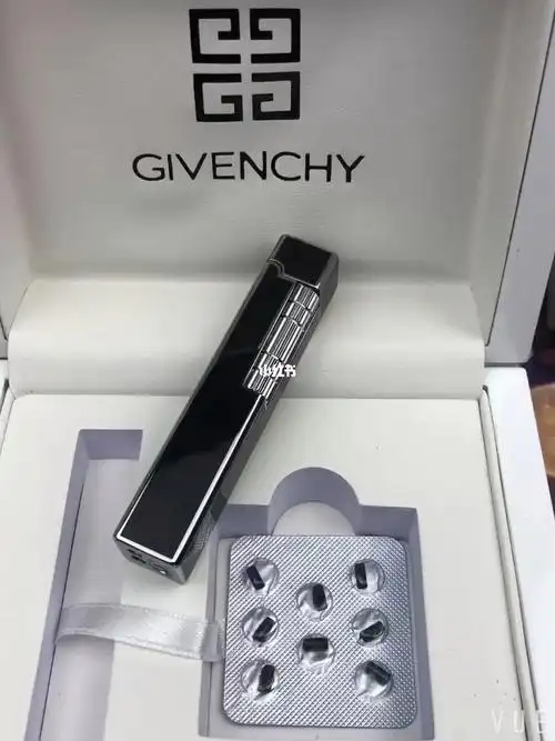 纪梵希小巧打火机