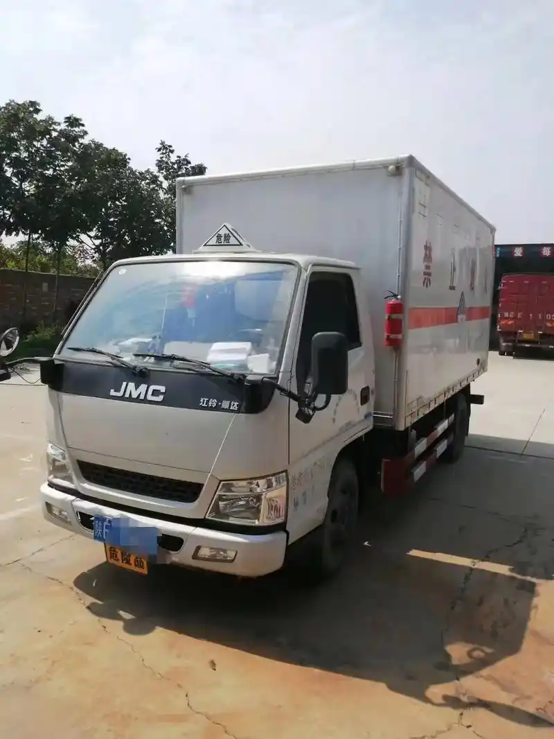 二手蓝牌江铃4米2废机油厢式货车