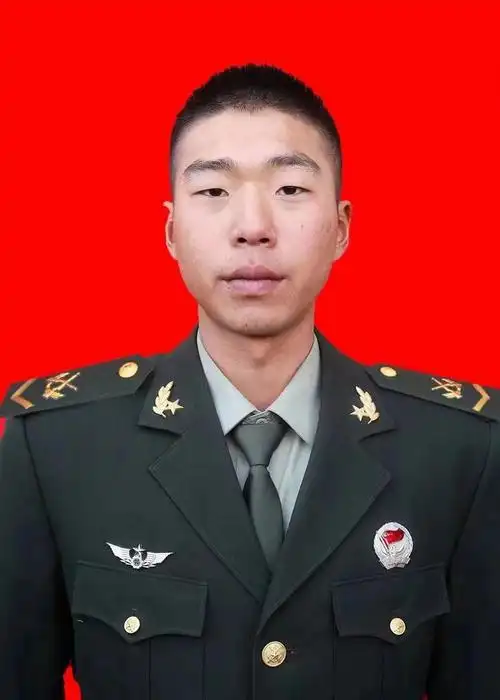 戴金财,男,汉族,柳市镇人,1997年7月出生,2015年12月入伍,中士军衔.