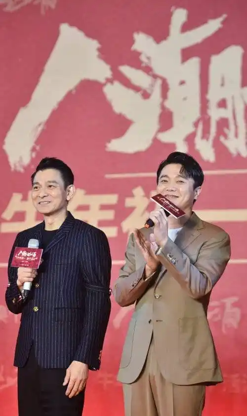 导演饶晓志,刘德华,肖央,万茜拿起饺子合照.