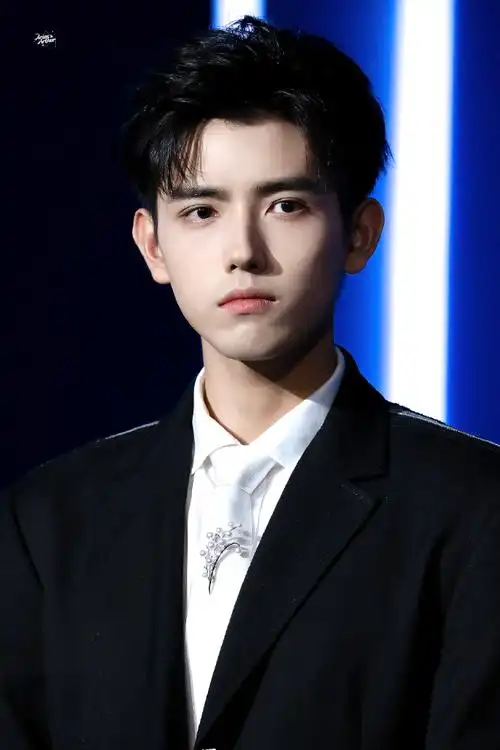 陈飞宇超话#陈飞宇线条黑西装#@陈飞宇arthur