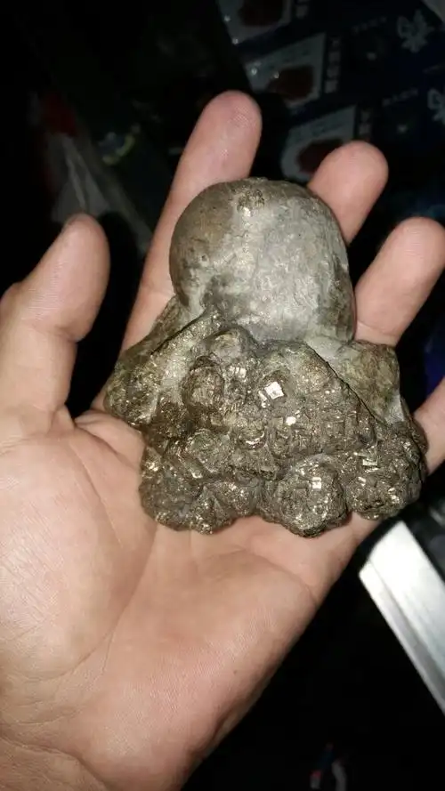 这是什么石头?铜颜色的,特别重.