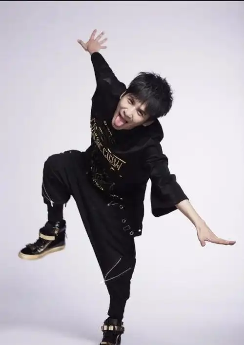 大张伟春晚"糗"上热搜,拒绝黄小蕾选择经纪人,他是否清醒?