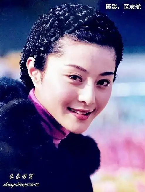 据了解当时范冰冰刚满18岁,非常稚嫩.照片中,范冰冰