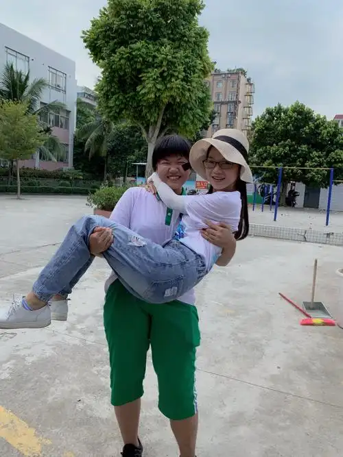 来个小插曲,美萱说可以把我公主抱,哈哈说到做到了!