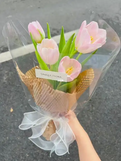 花艺教程粉嫩郁金香小花束包装