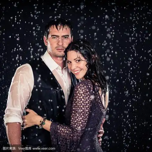 雨中的迷人情侣