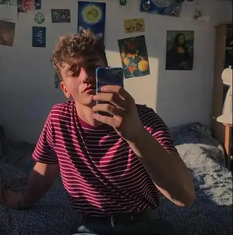 男生对镜子拍照头像 男生头像图片大全 -【爱个性】