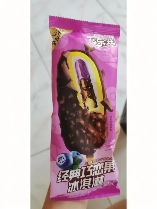 这个蓝莓的味道好好吃 太喜欢下面那层脆脆的了#巧乐兹  #雪糕