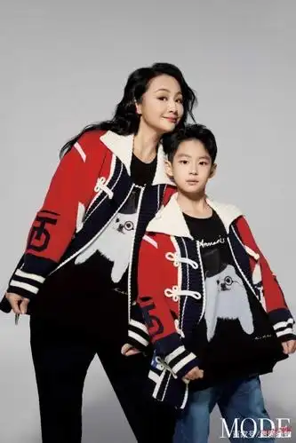 曹颖亲子大片上线,9岁儿子颜值超高,50岁瞿颖职业笑容显僵硬