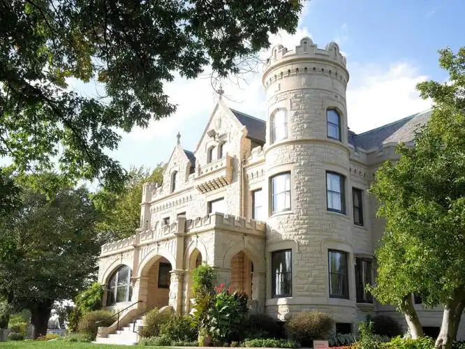 乔斯林夫妇是当年内布拉斯加州的首富,他们建的这座私宅型似欧式古堡