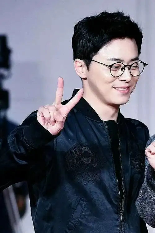 欧巴戴眼镜的帅照【曹政奭吧】_百度贴吧