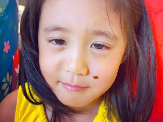 有种"赢在起跑线"叫修允菲,完全继承贾静雯好基因,年仅五岁美成仙女!