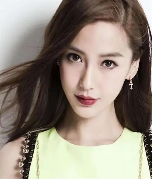 随着杨颖年龄的增长,时尚圈也逐渐不再将关注点聚焦在她身上.