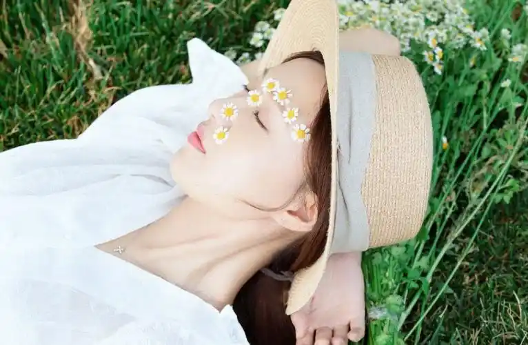 傅晶清新白裙户外写真图片