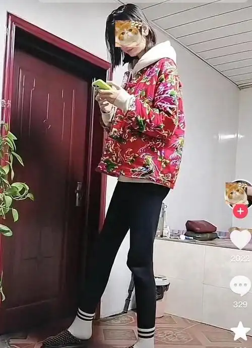 这个女孩自小就身材高挑,文化气质佳,但由于身高的巨大差异,她一直没