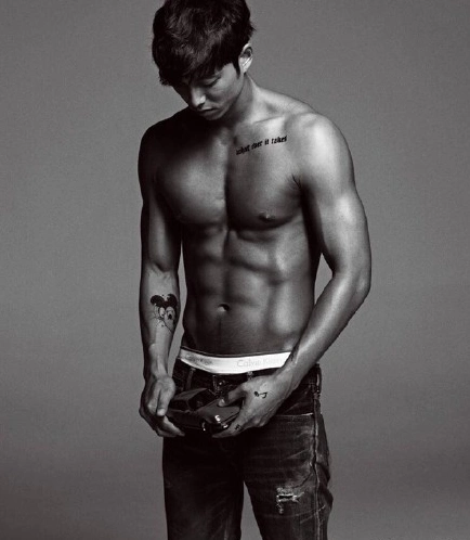 电影《釜山行》男主孔刘黑白风格肌肉写真来啦 你们又有新老公了